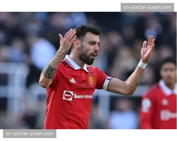 特写镜头：昂热队长因两次压迫未果向队友摊手抱怨，暴露球队内部沟通问题