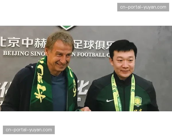 “镜头:因莫比莱打入其拉齐奥生涯第200球后,手指队徽静默庆祝” “镜头:因莫比莱打入其拉齐奥生涯第200球后,手指队徽静默庆祝”